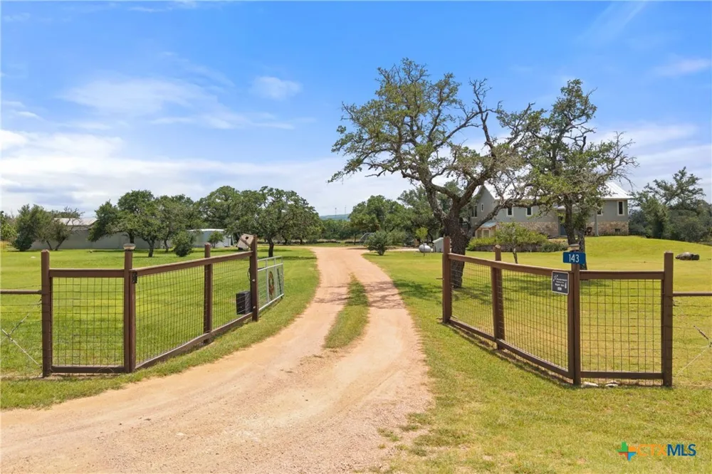143 Oak Lane Johnson City, TX 78636