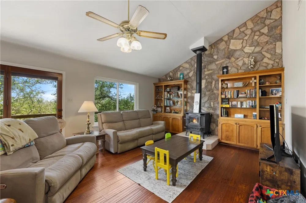 143 Oak Lane Johnson City, TX 78636