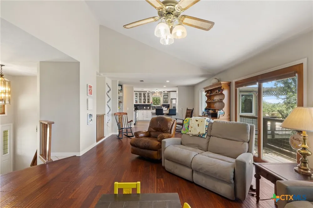 143 Oak Lane Johnson City, TX 78636