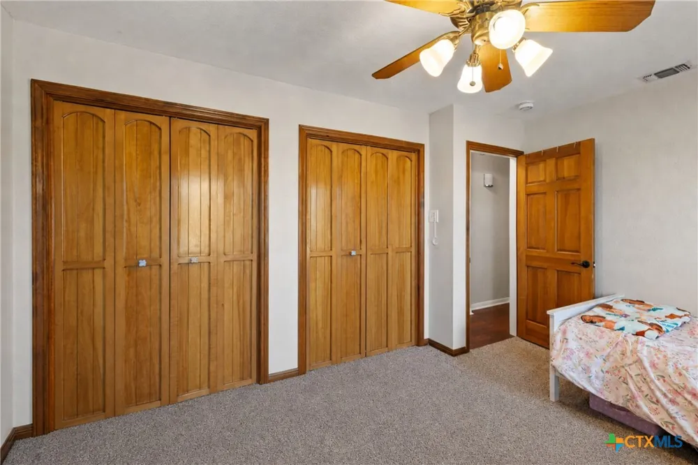 143 Oak Lane Johnson City, TX 78636