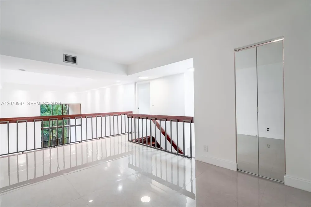 20347 W Country Club Dr #TH15 Aventura, FL 33180