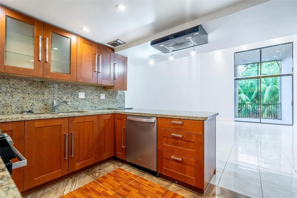 20347 W Country Club Dr #TH15 Aventura, FL 33180