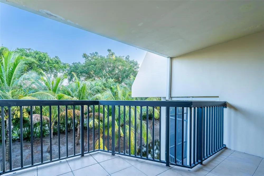 20347 W Country Club Dr #TH15 Aventura, FL 33180