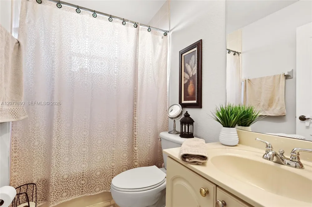 15867 SW 44th St Miami, FL 33185