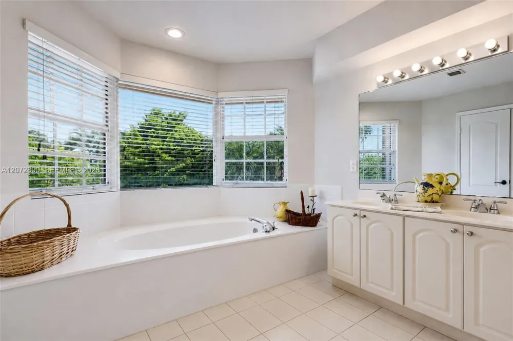 15867 SW 44th St Miami, FL 33185