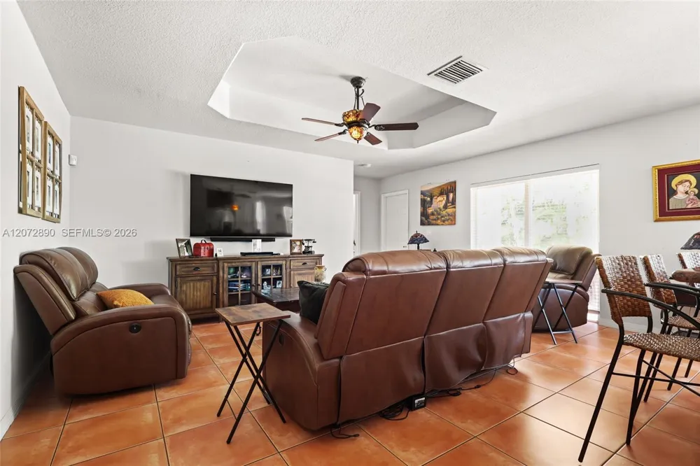 15867 SW 44th St Miami, FL 33185