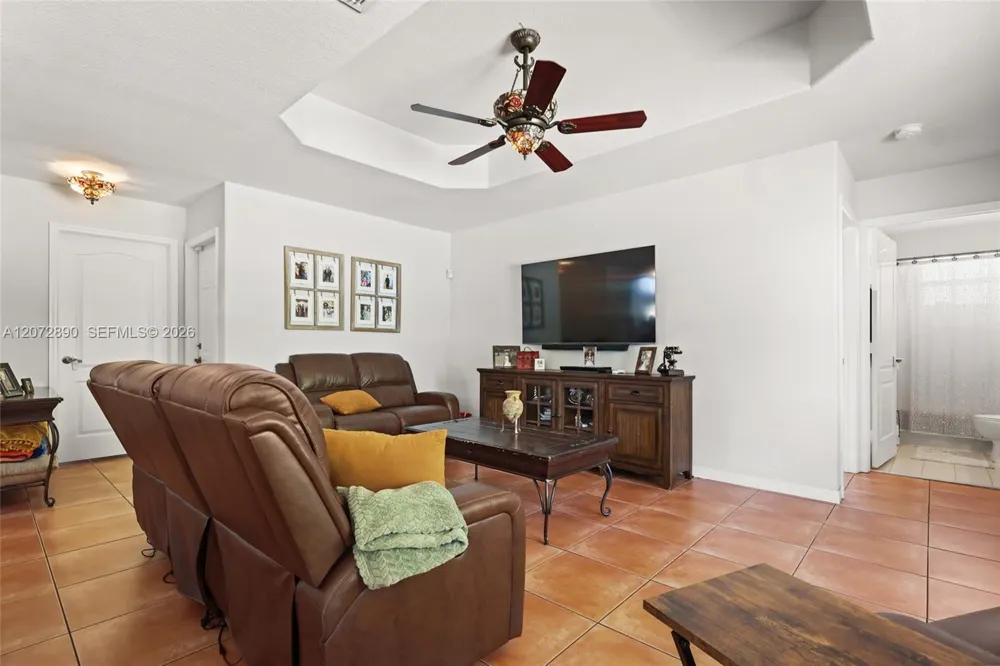 15867 SW 44th St Miami, FL 33185