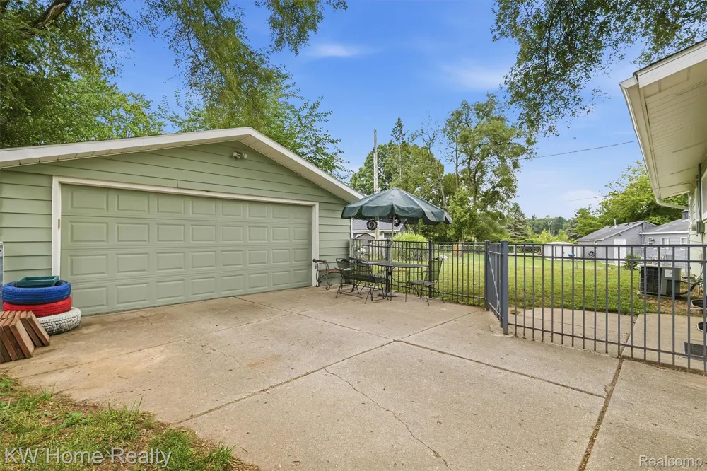 2042 Orland Wixom City, MI 48393
