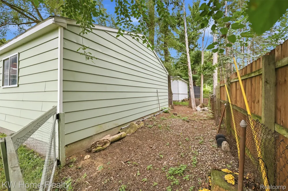 2042 Orland Wixom City, MI 48393