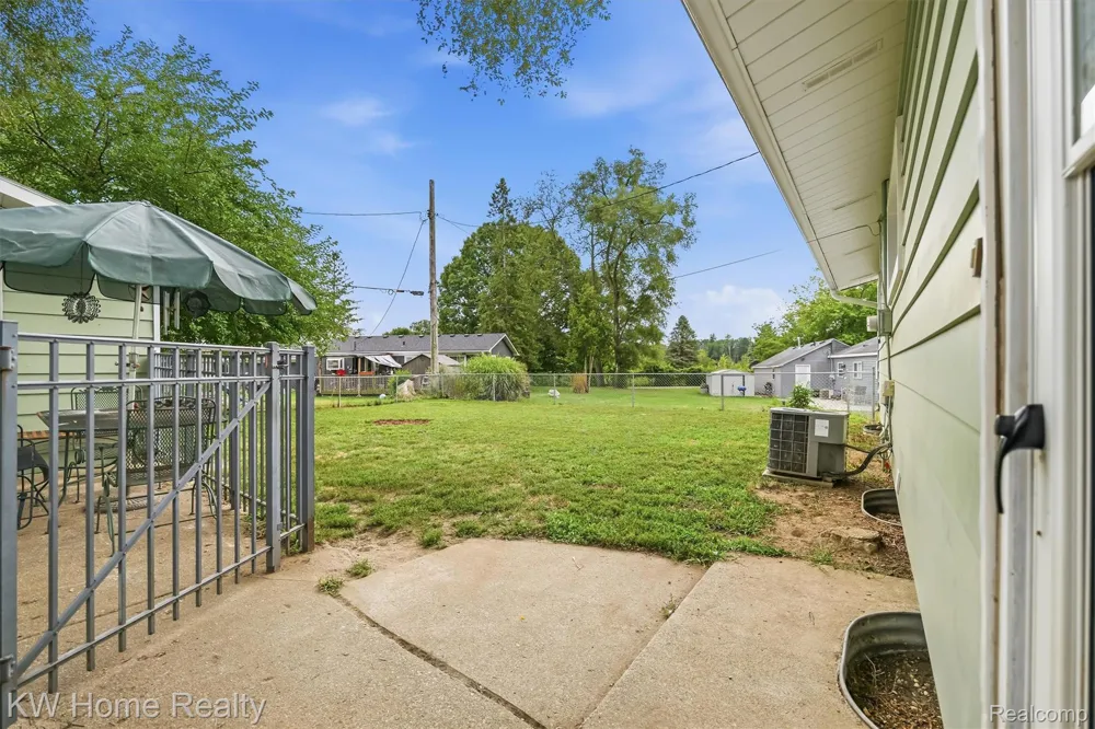 2042 Orland Wixom City, MI 48393
