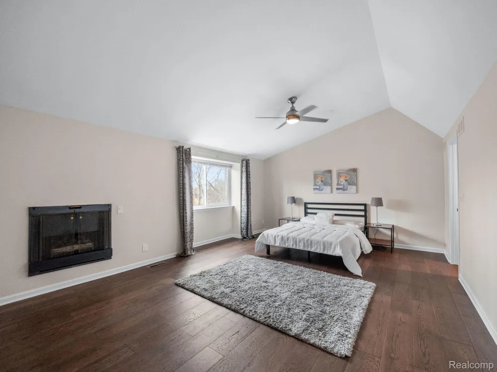 177 E LONG LAKE ROAD Bloomfield Hills City, MI 48304