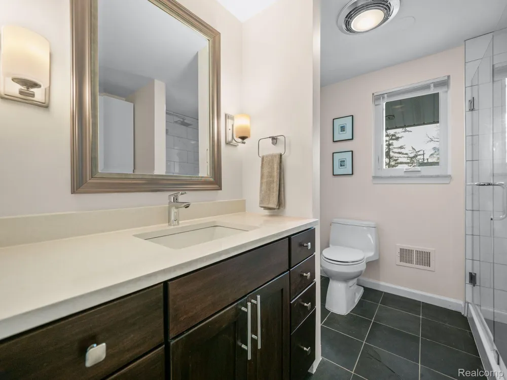 177 E LONG LAKE ROAD Bloomfield Hills City, MI 48304