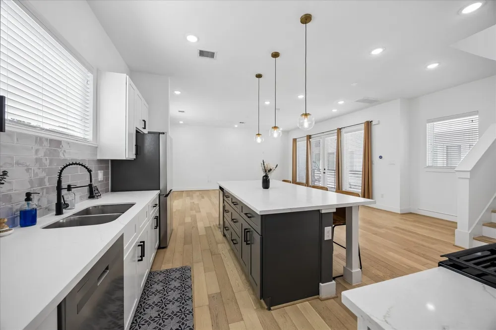 208 York Street #B Houston, TX 77003