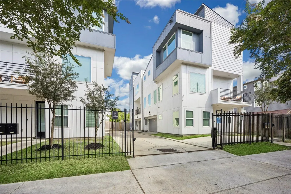 208 York Street #B Houston, TX 77003