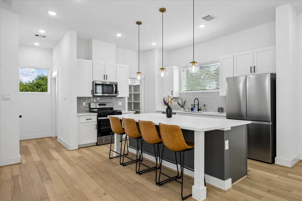 208 York Street #B Houston, TX 77003