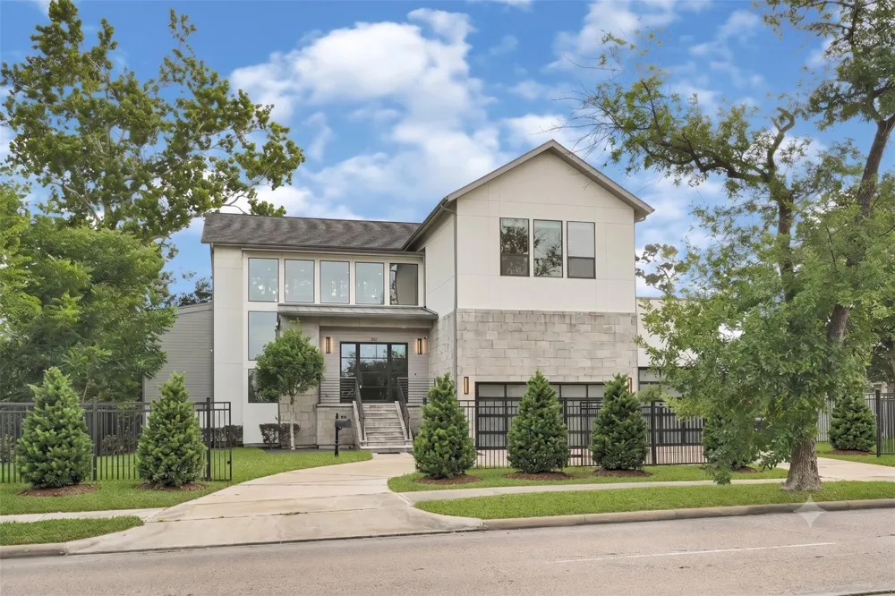 922 T C Jester Boulevard Houston, TX 77008