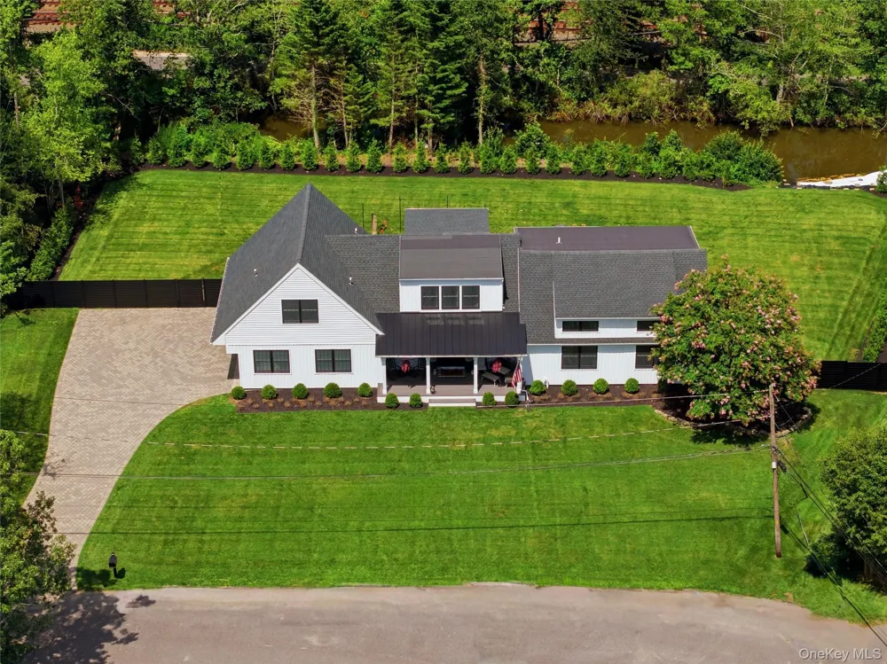 16 Twin River Drive Oakdale, NY 11769