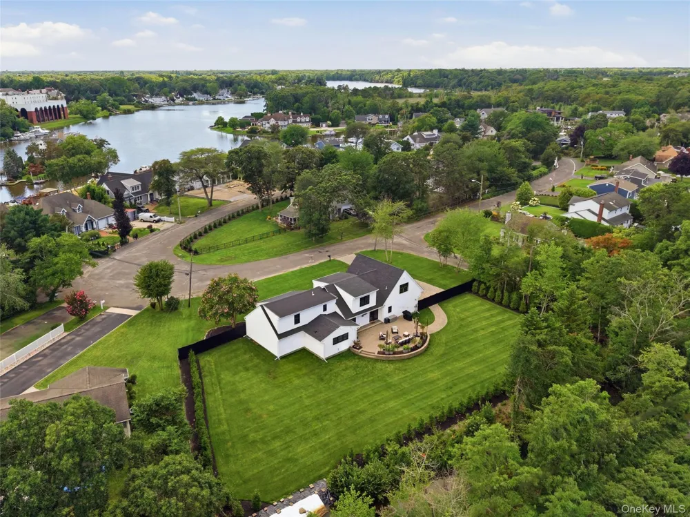 16 Twin River Drive Oakdale, NY 11769