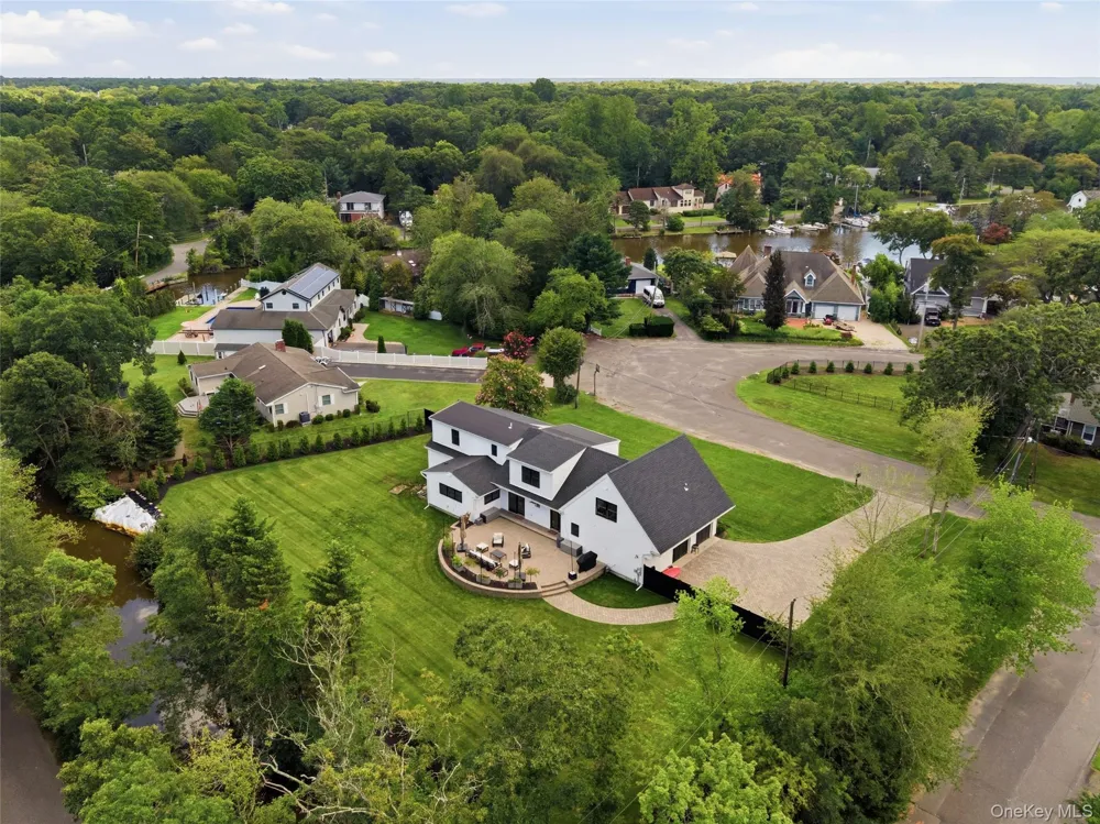 16 Twin River Drive Oakdale, NY 11769