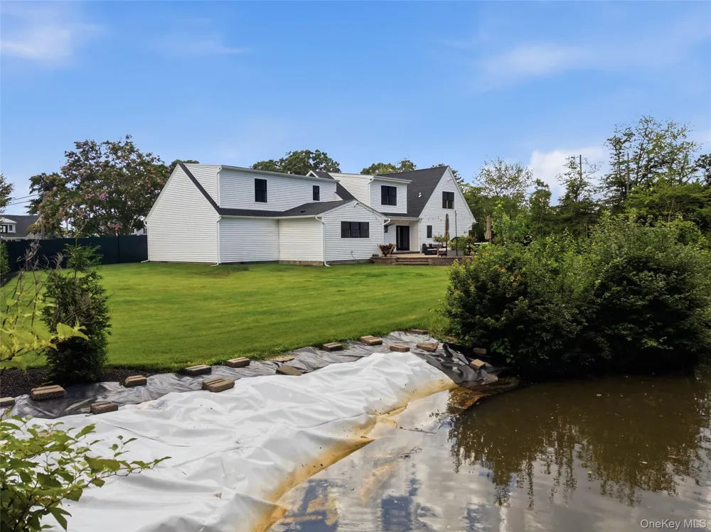 16 Twin River Drive Oakdale, NY 11769
