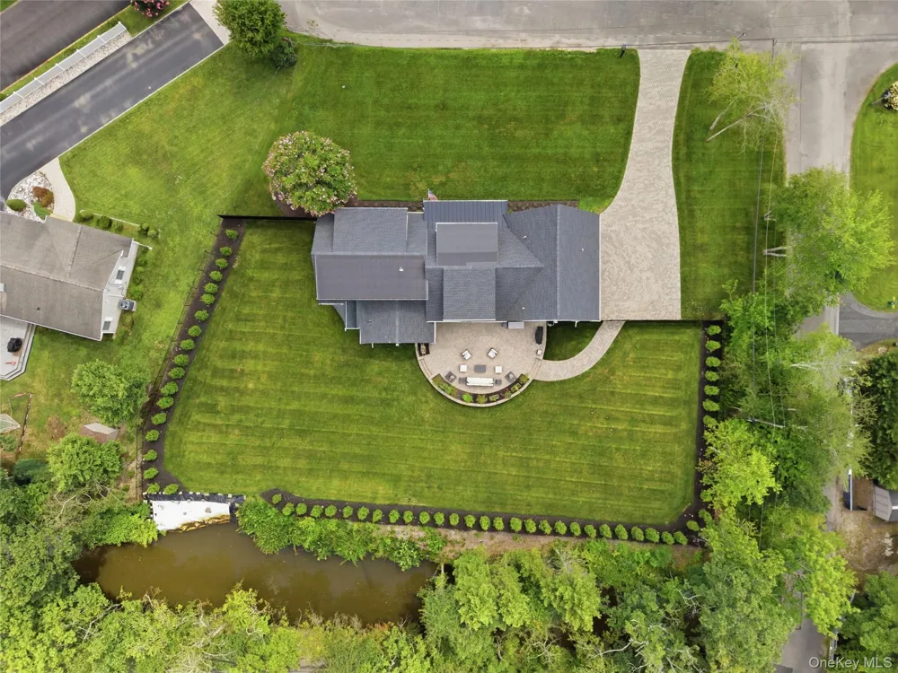 16 Twin River Drive Oakdale, NY 11769