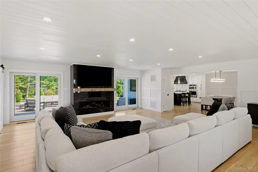 16 Twin River Drive Oakdale, NY 11769
