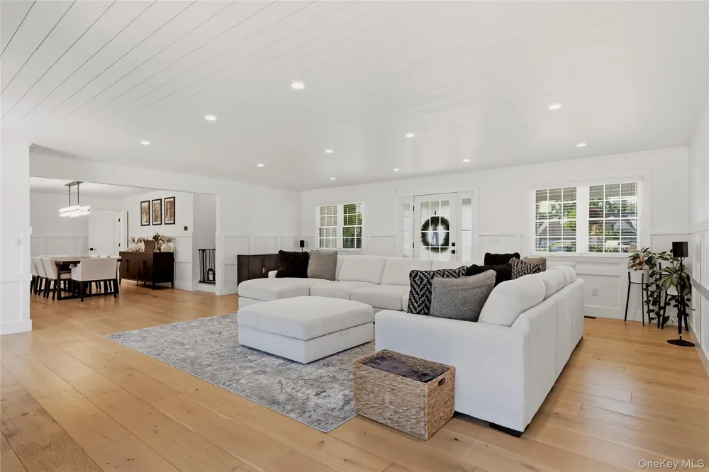 16 Twin River Drive Oakdale, NY 11769