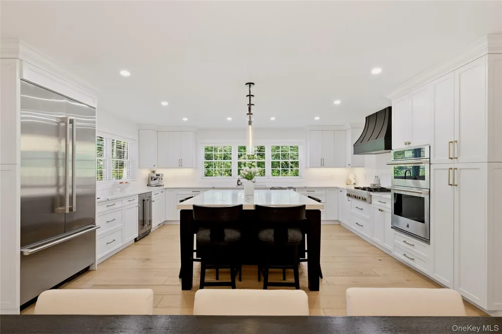 16 Twin River Drive Oakdale, NY 11769