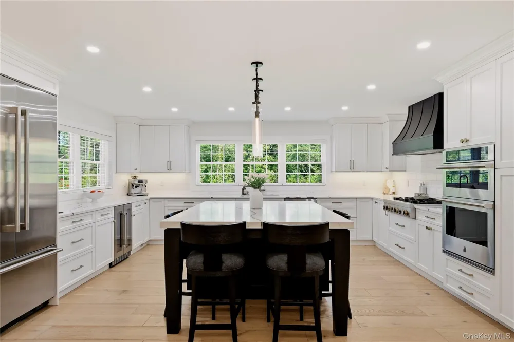 16 Twin River Drive Oakdale, NY 11769