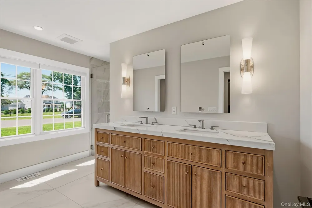 16 Twin River Drive Oakdale, NY 11769