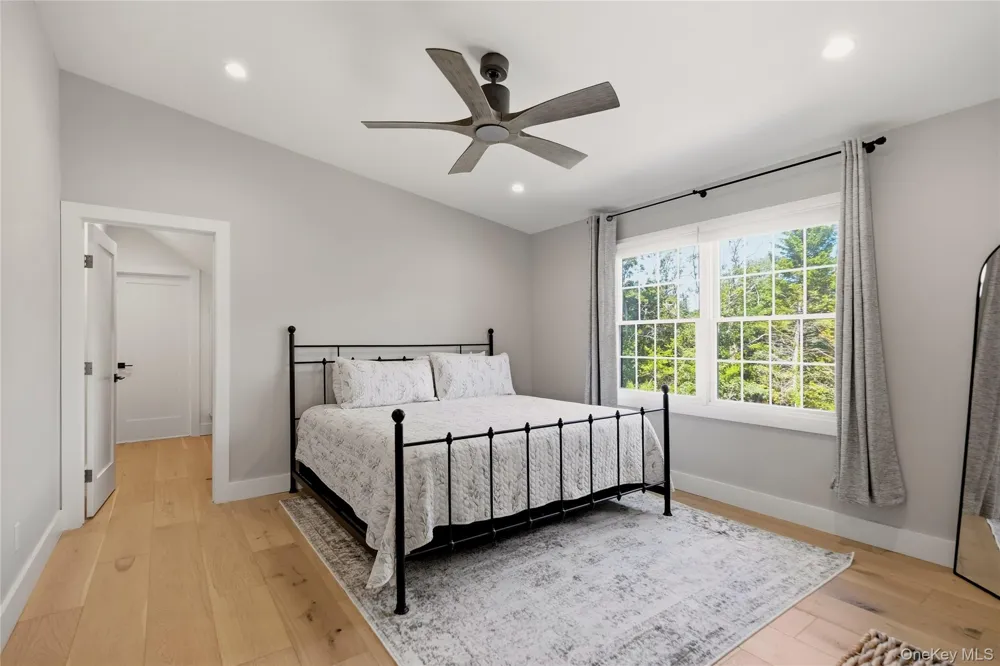 16 Twin River Drive Oakdale, NY 11769