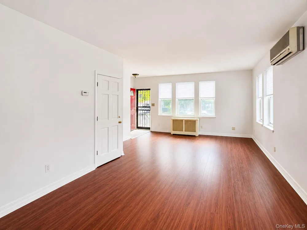 1374 Hobart Avenue Bronx, NY 10461