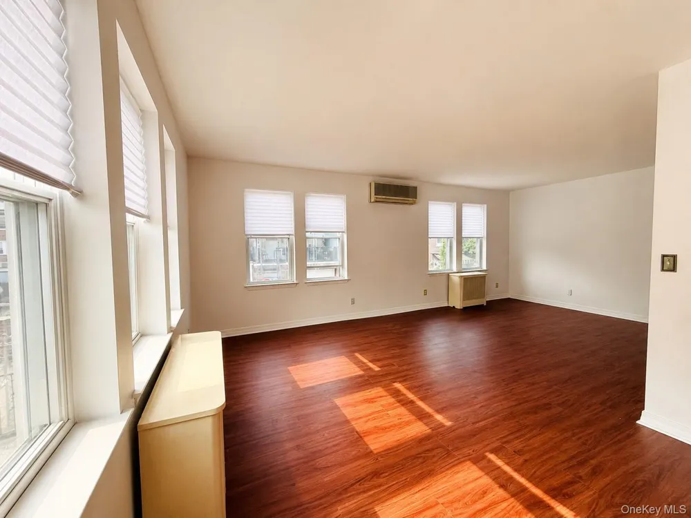 1374 Hobart Avenue Bronx, NY 10461