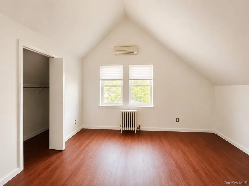 1374 Hobart Avenue Bronx, NY 10461