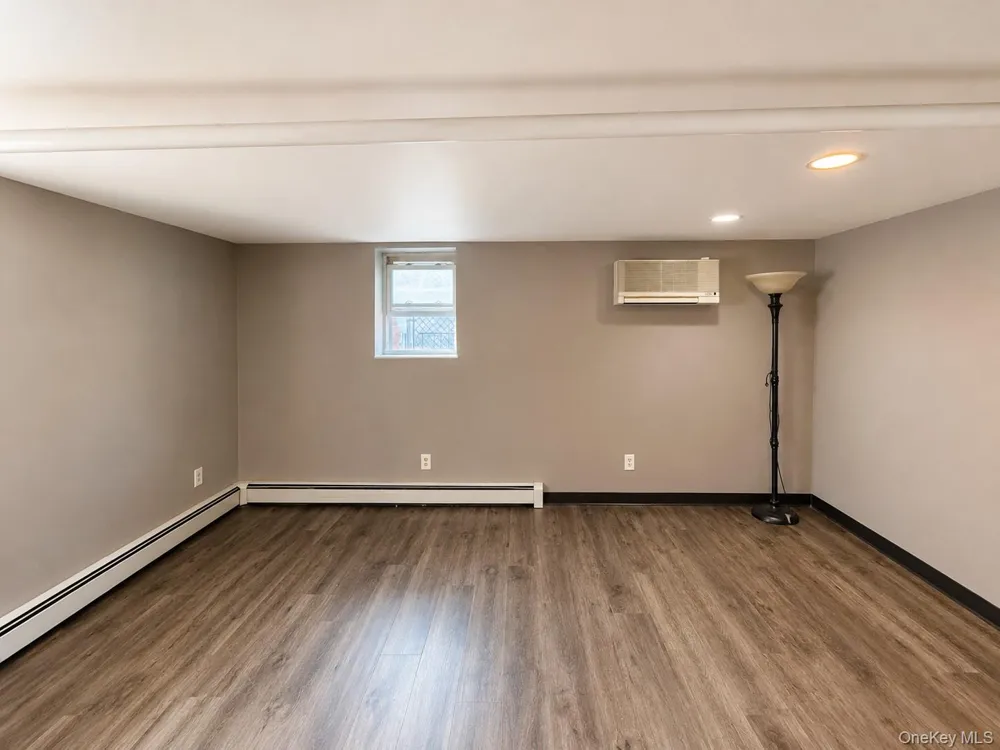 1374 Hobart Avenue Bronx, NY 10461