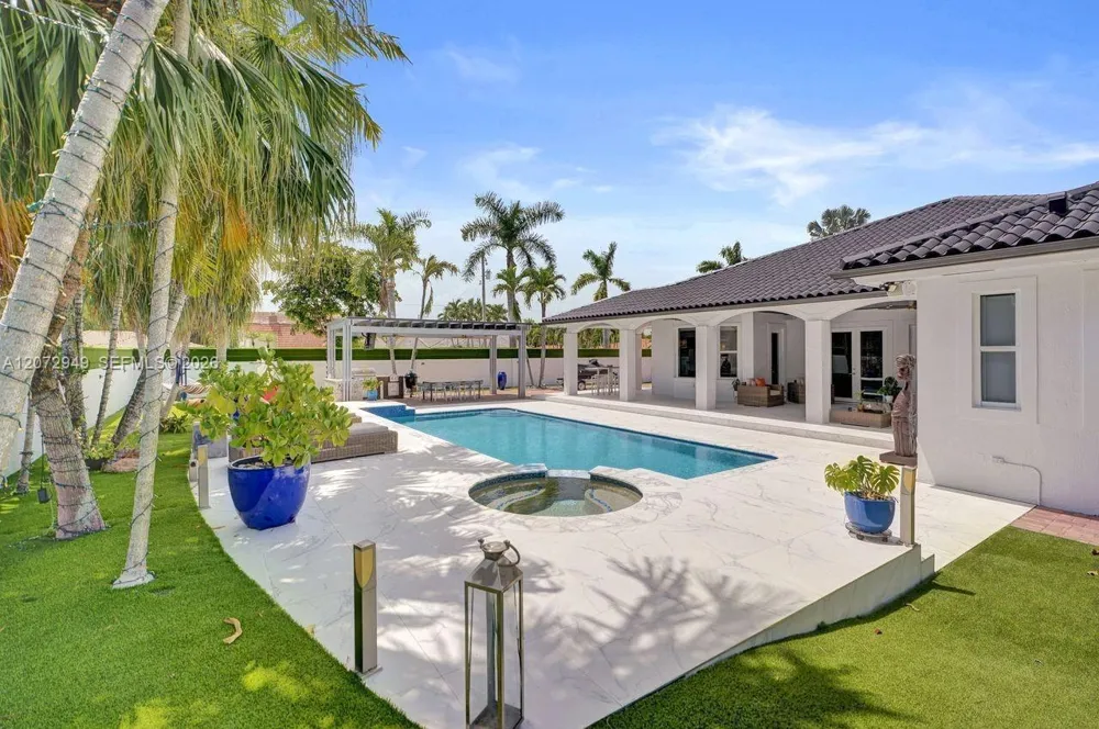 11390 SW 30th St Miami, FL 33165