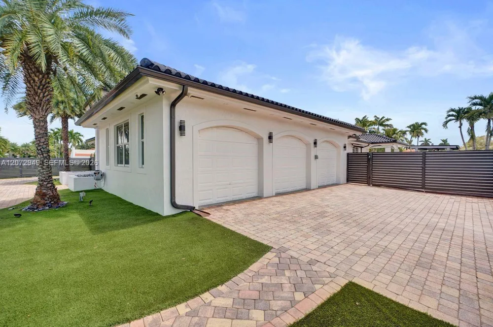 11390 SW 30th St Miami, FL 33165