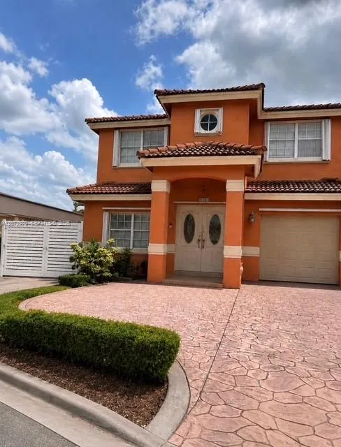 19727 84  TH PL Hialeah, FL 33015