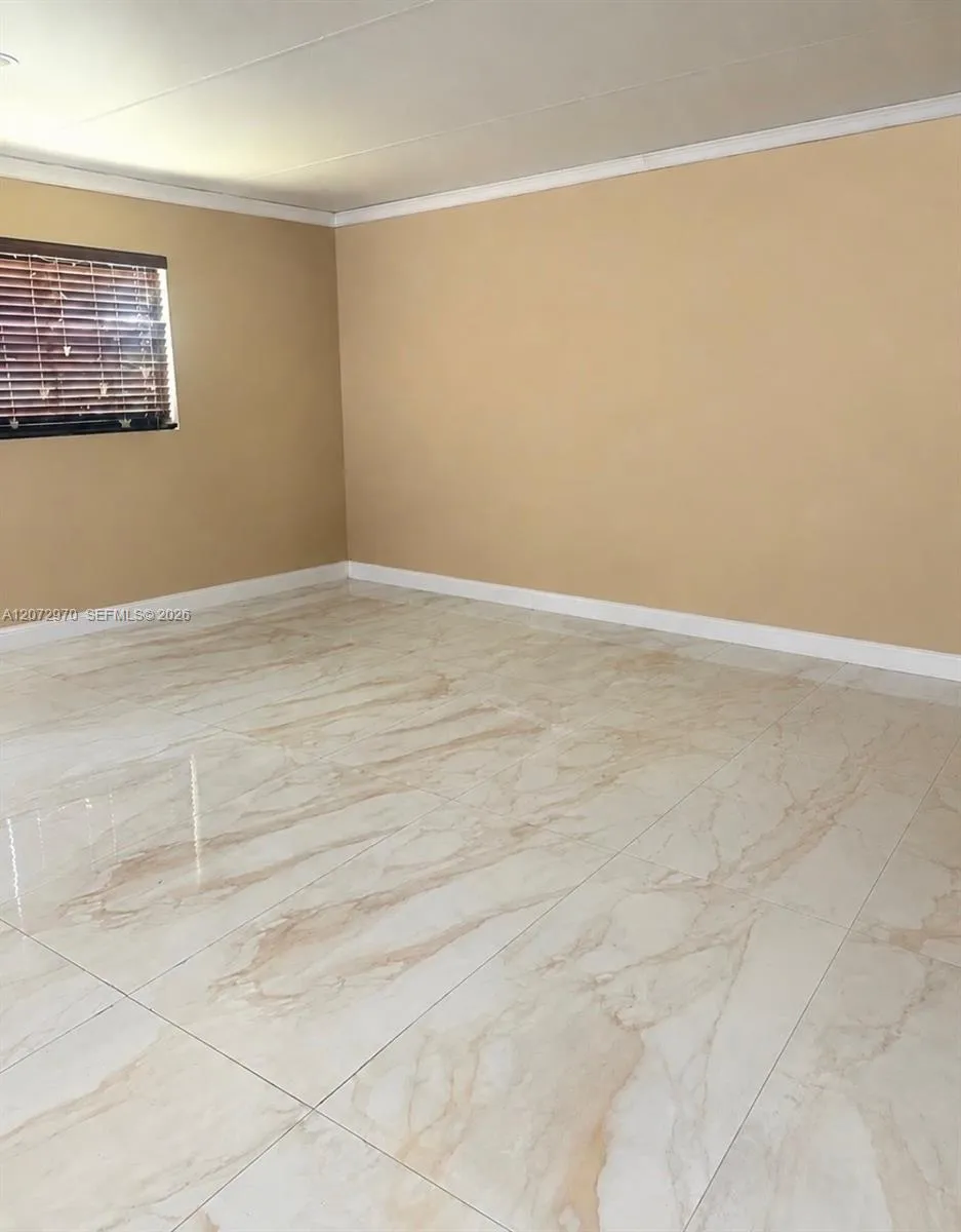 19727 84  TH PL Hialeah, FL 33015