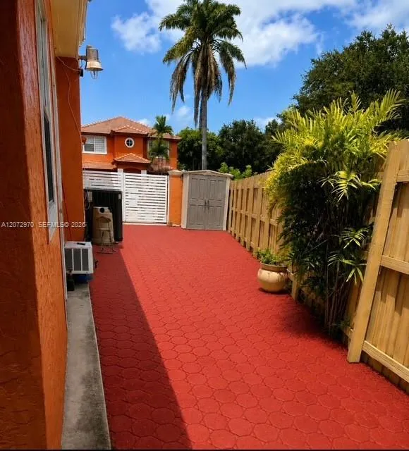 19727 84  TH PL Hialeah, FL 33015