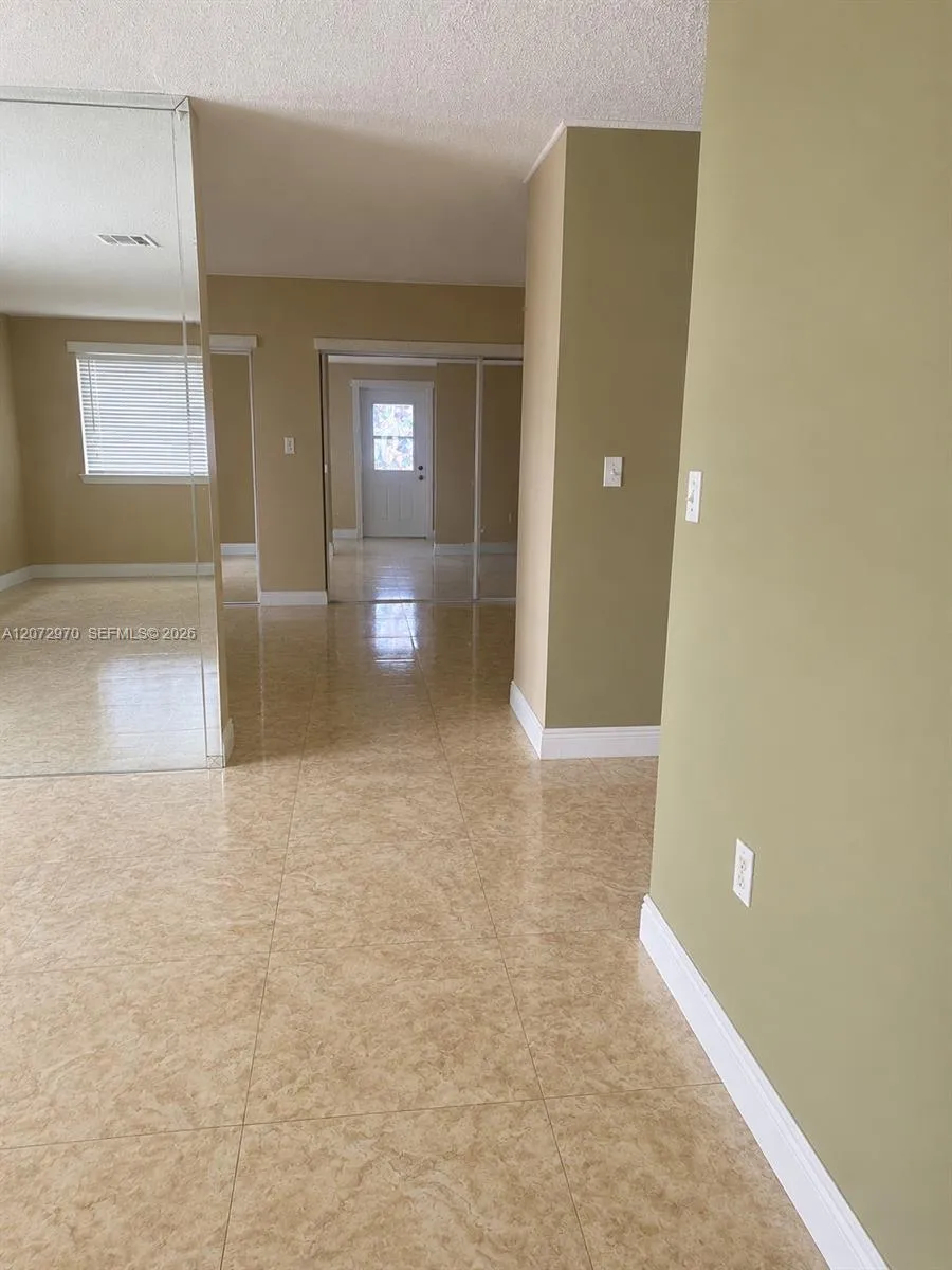 19727 84  TH PL Hialeah, FL 33015