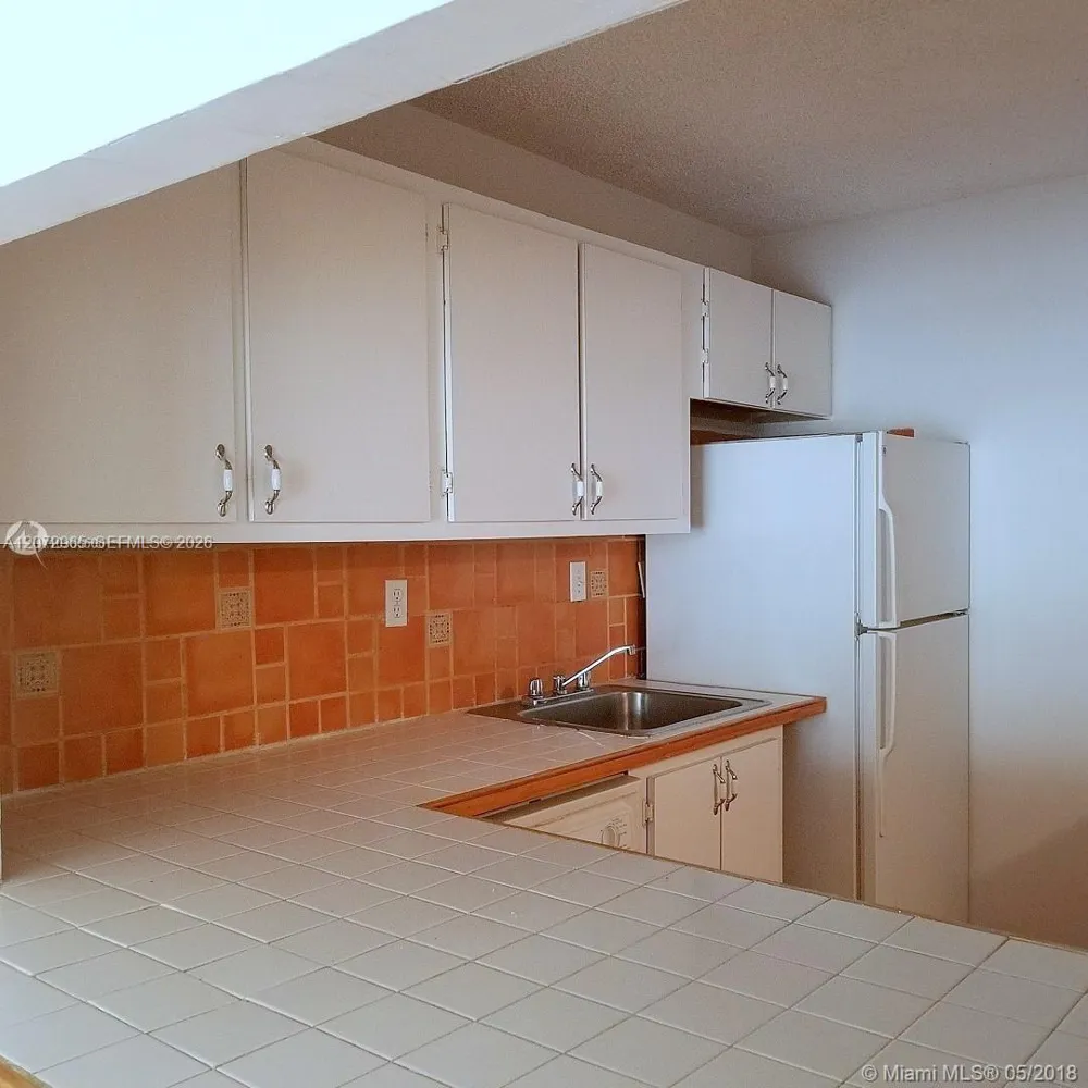 1000 Parkview Dr #216 Hallandale Beach, FL 33009