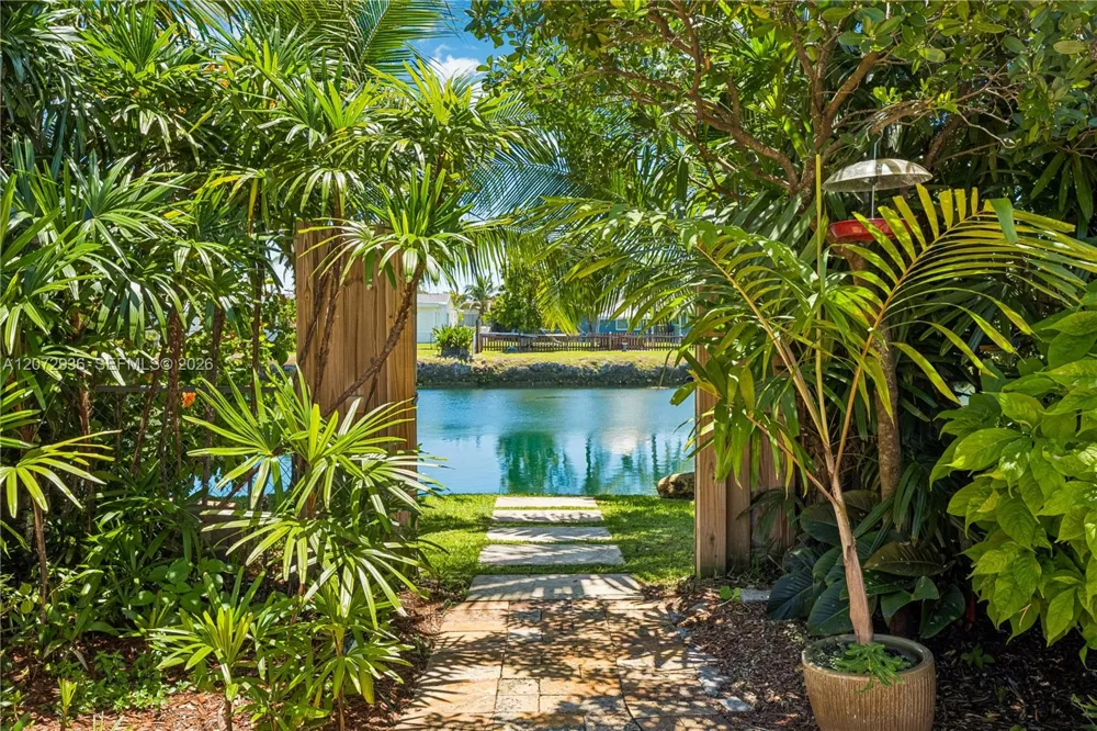 19511 Sterling Dr Cutler Bay, FL 33157