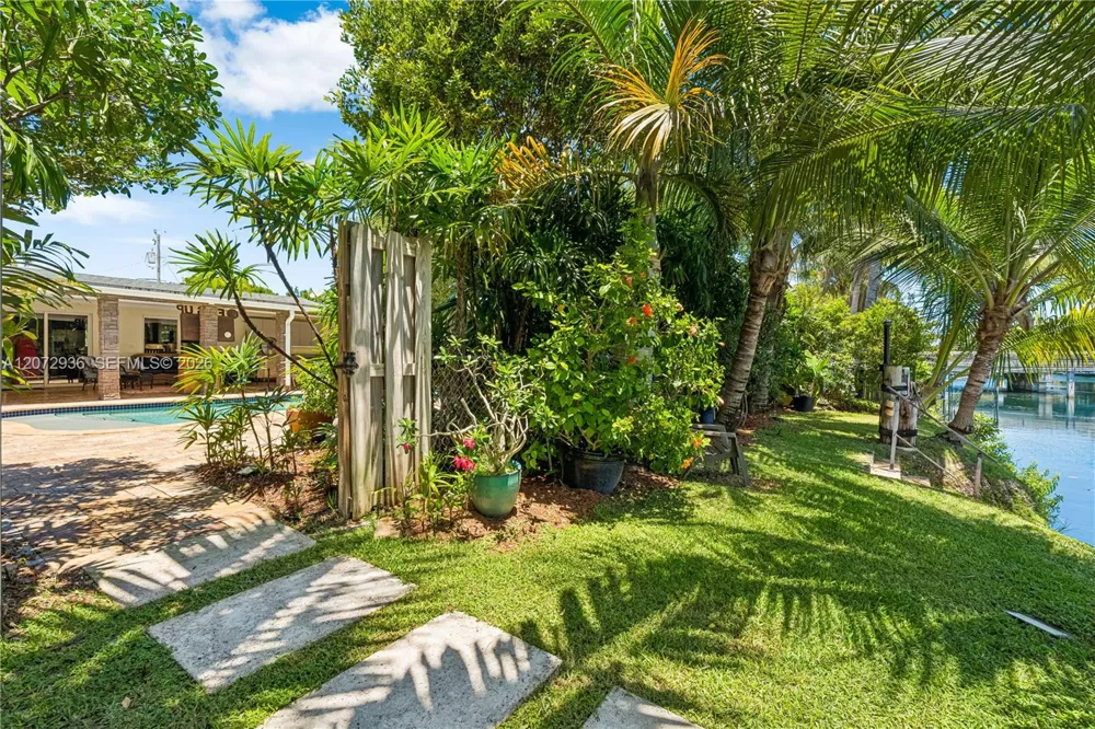 19511 Sterling Dr Cutler Bay, FL 33157