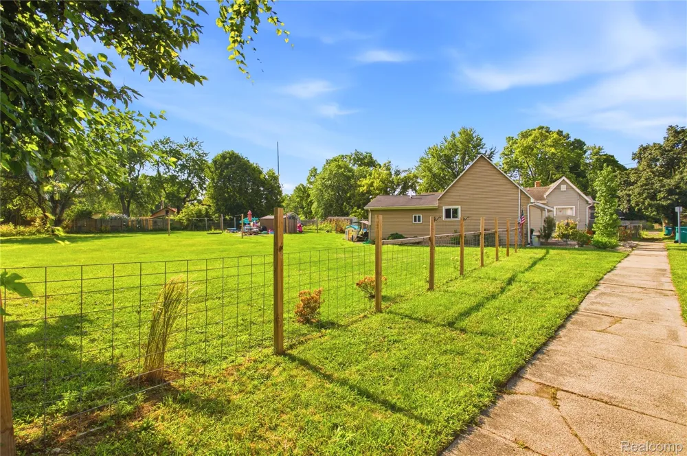 2308 Rheamount Avenue Lansing City, MI 48906