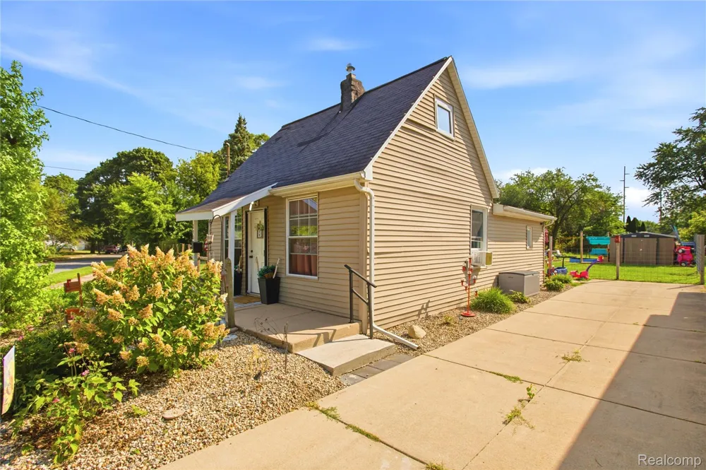 2308 Rheamount Avenue Lansing City, MI 48906