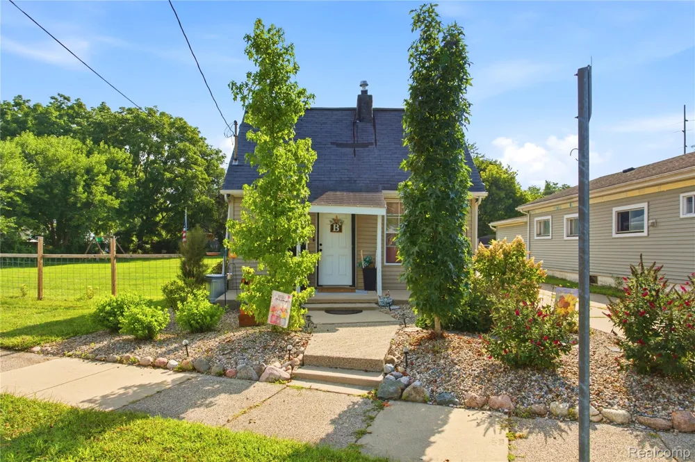 2308 Rheamount Avenue Lansing City, MI 48906