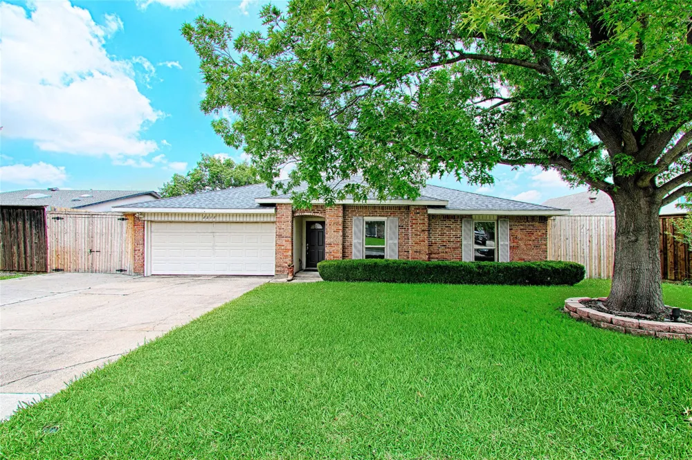 2511 Via Avenida Carrollton, TX 75006