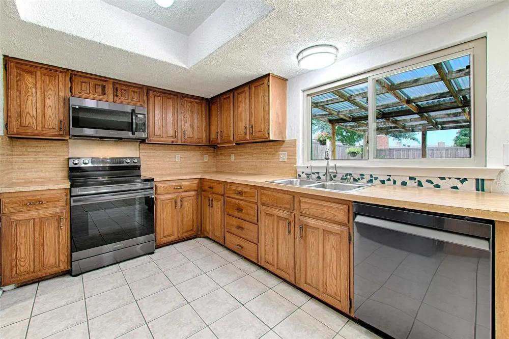 2511 Via Avenida Carrollton, TX 75006