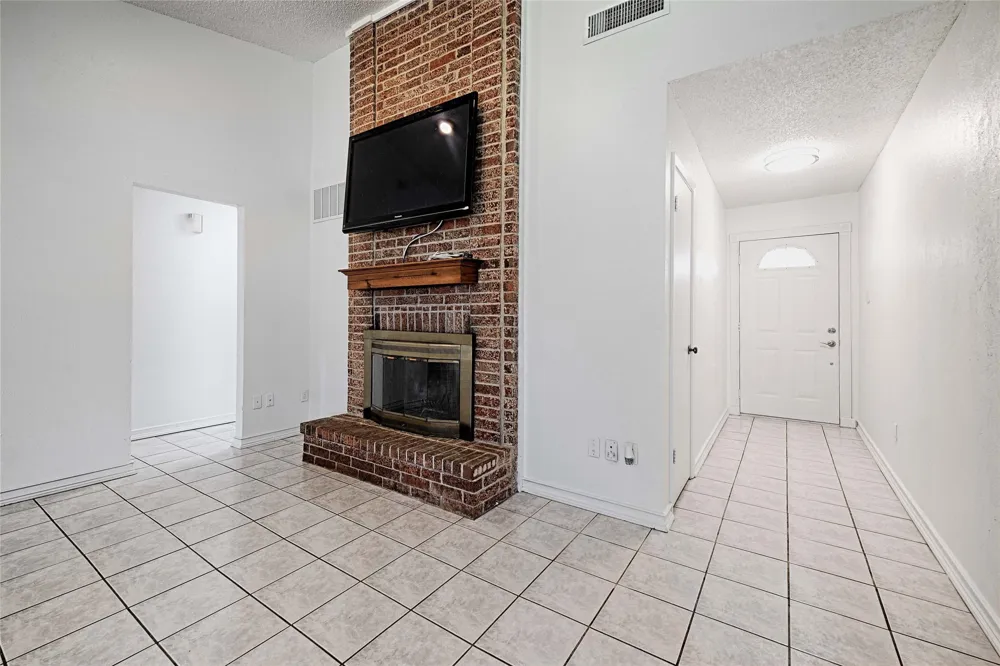 2511 Via Avenida Carrollton, TX 75006